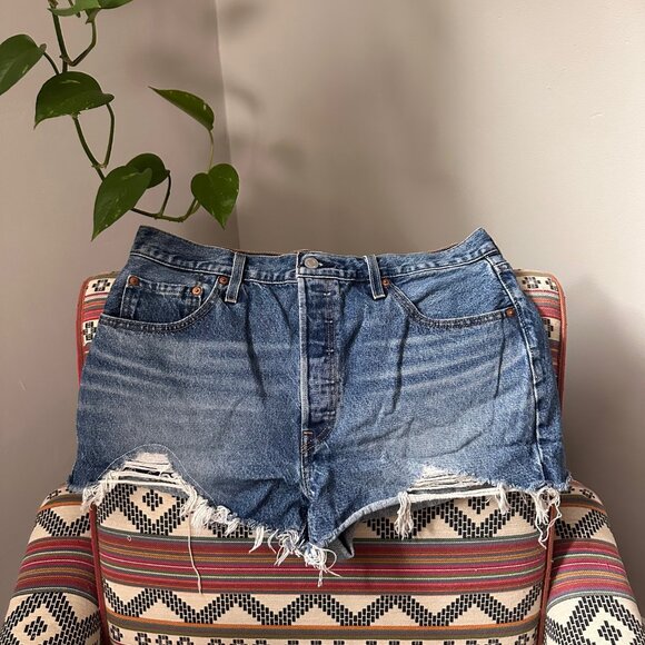 Levi's Women's 501 Original Shorts - Size 33 - Picture 2 of 4